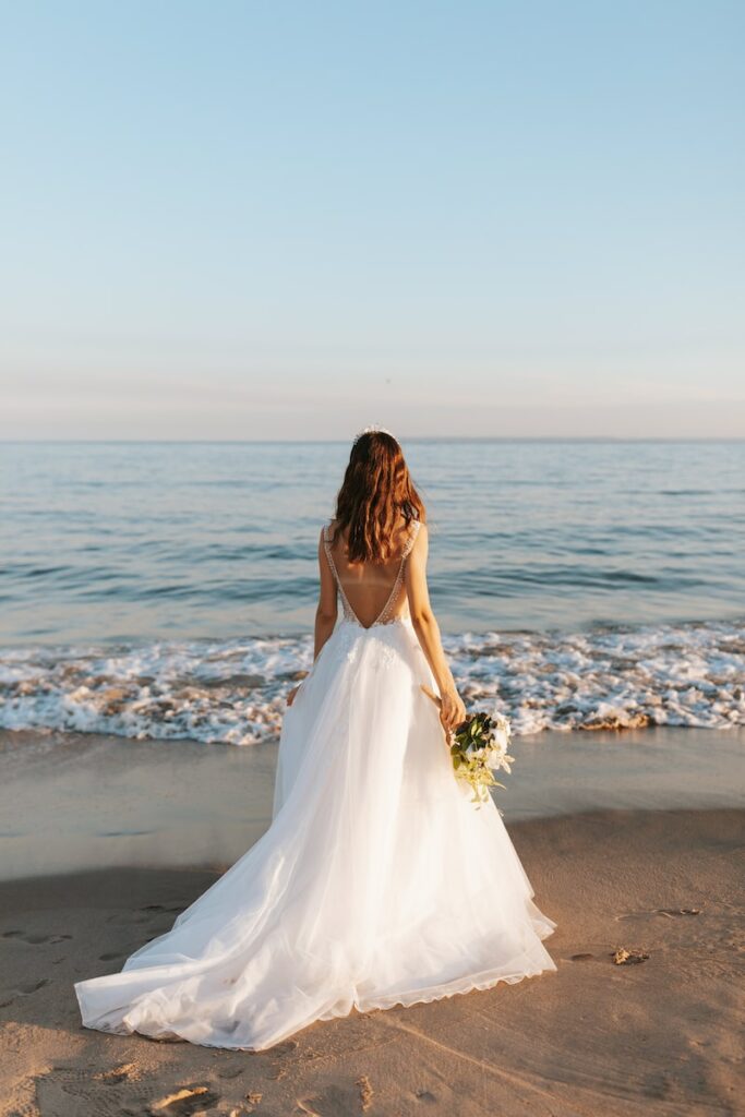 mariée en robe sur la plage de normandie